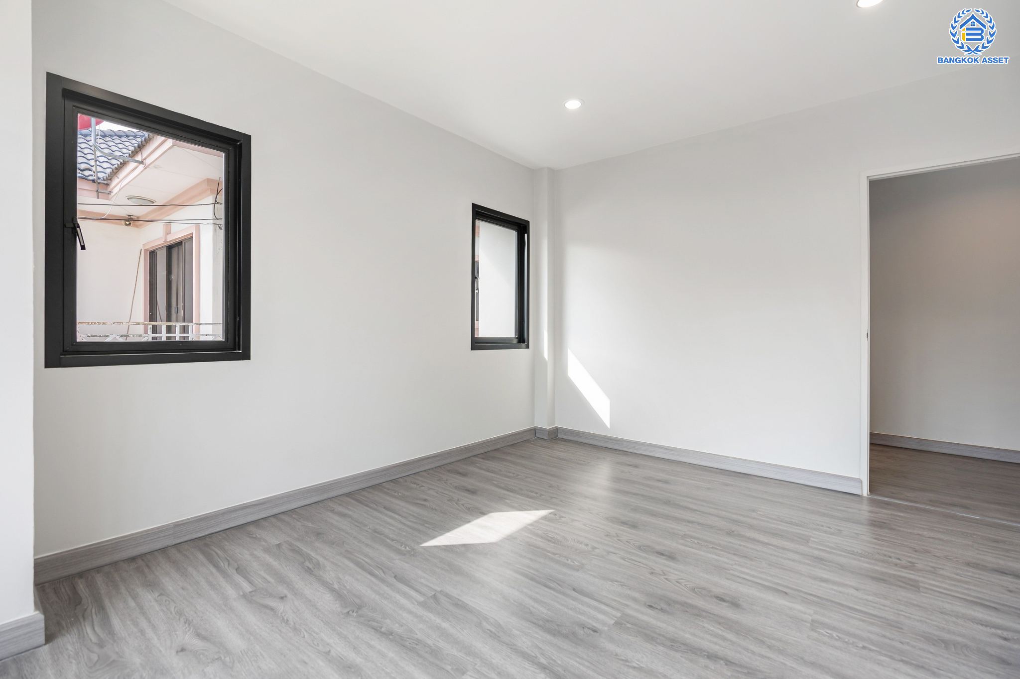 บ้านมือสองตกแต่งใหม่ ม.เพชรวัฒนะ เลียบคลองประปา บ้านเดี่ยว เนื้อที่ 50 ตร.ว. ฟังก์ชันพร้อม 3 ห้องนอน 3 ห้องน้ำ 1 ห้องอเนกประสงค์ จอดรถได้ 2 คัน บนทำเลเชื่อมต่อแจ้งวัฒนะ, ถนนศรีสมาน, ถนนสรงประภา เดินทางสะดวก ใกล้ทางด่วน "บางประอิน-ปากเกร็ด" และรถไฟฟ้าสายสีชมพู "สถานีศรีรัช"